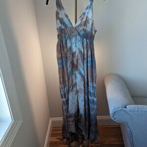 Maxi sleeveless dress with small train
